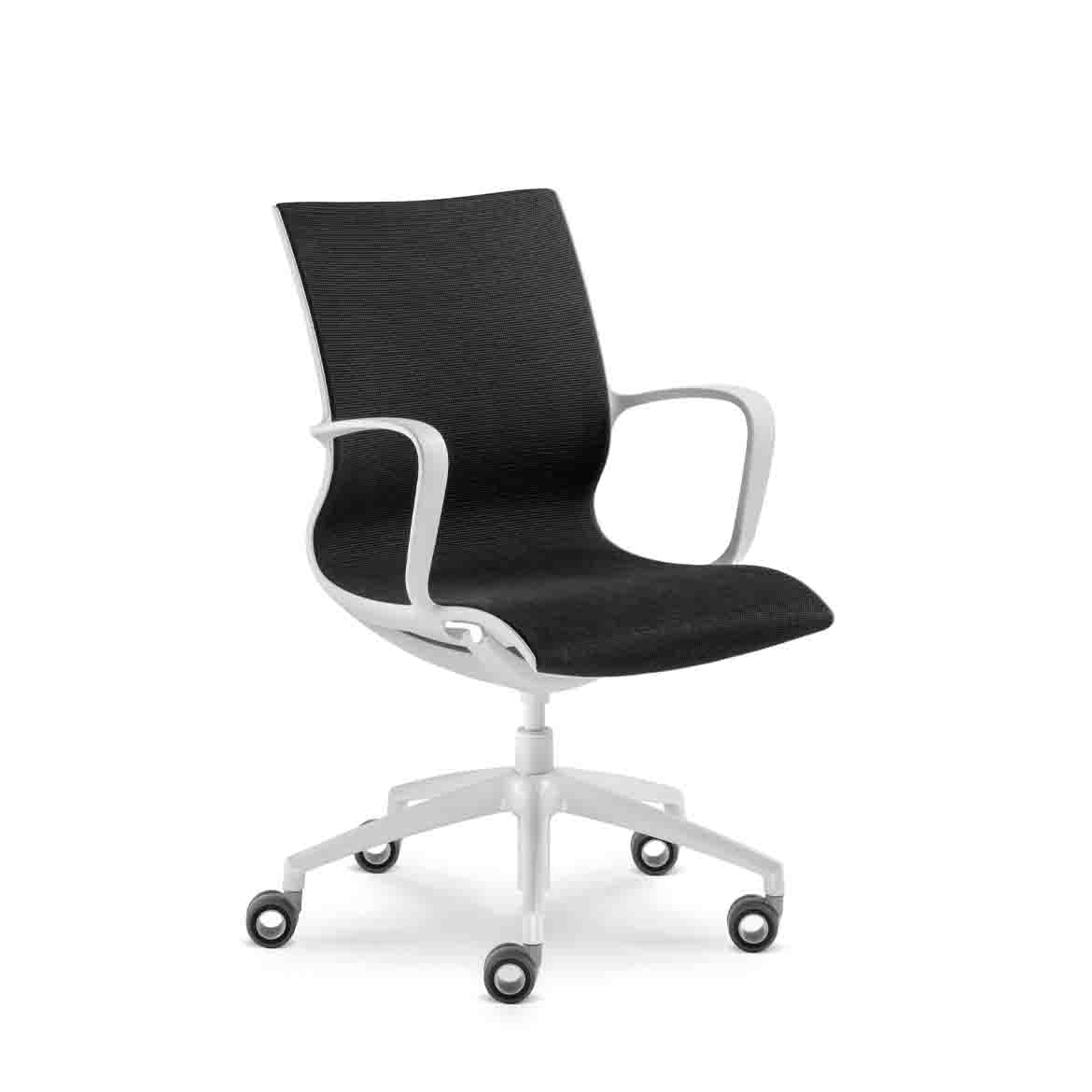 Állítható magassággal rendelkező, kárpitozott irodai szék. Világos szürke műanyag váz, elérhető fém verzióban is.