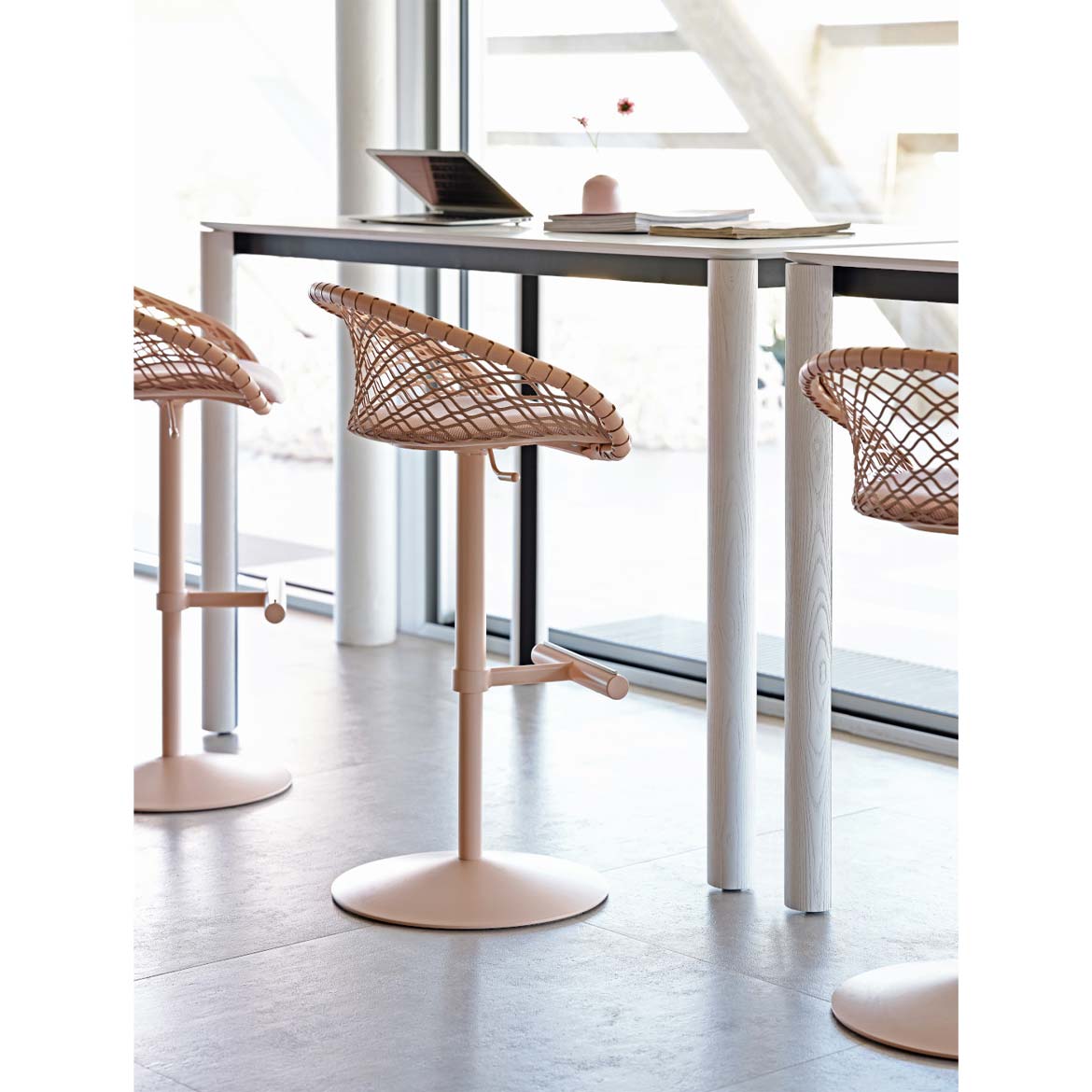 P47 302 barstool